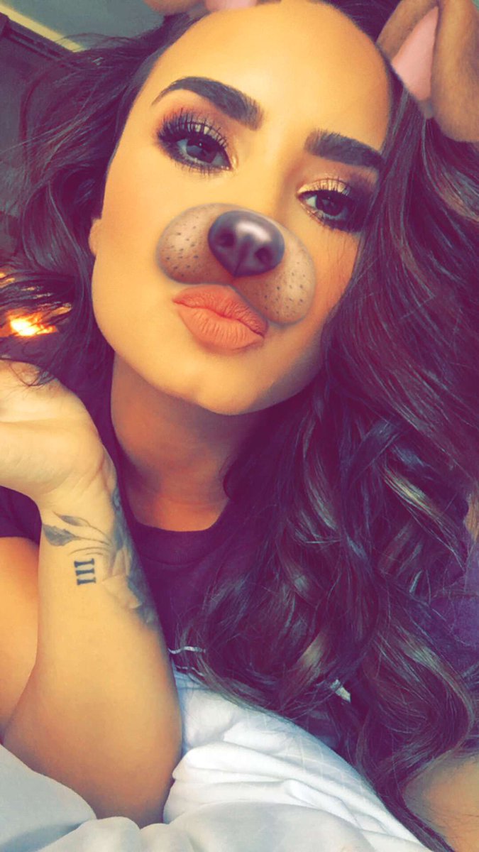 ritaleee's tweet photo. Demi Lovato com efeito de cachorrinho apreciaction tweet 

LOVATICS REINAM #Lovatics #BestFanArmy #IHeartAwards https://t.co/IZWyDpl2xV