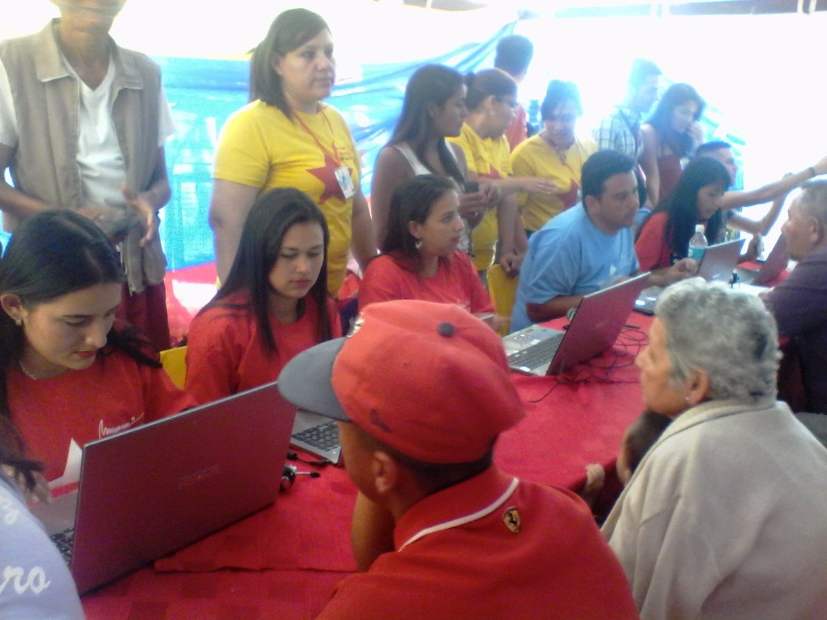 Mdainfocomunal's tweet image. #PoderPoder merideño se movilizan hoy a Carnetizarce por la Patria.