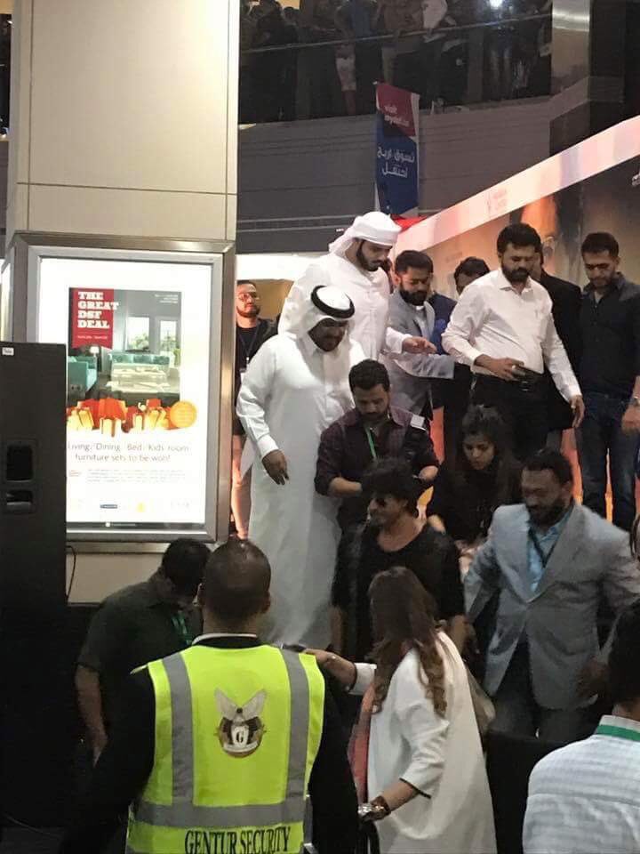 SRKUniverseAz's tweet photo. KeΕke Baki'mizada gelseydi #RaeesInDubai #4DaysToRaees https://t.co/tNYVbDmMtt