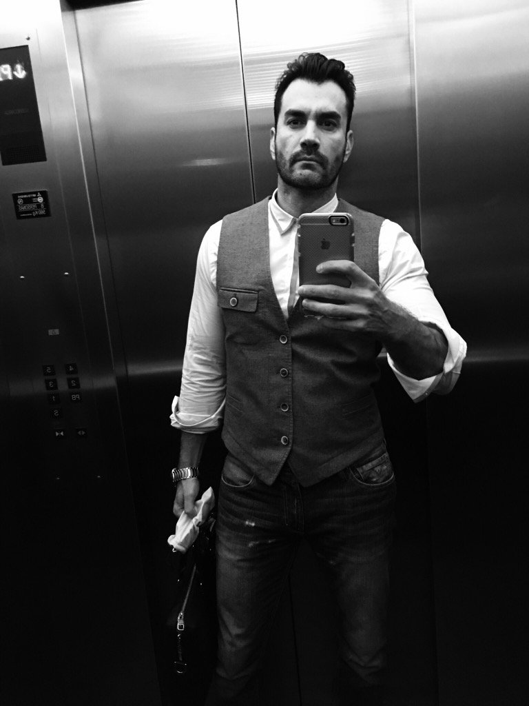 No hagas lo que todos harían... sorpréndete a ti mismo con algo mas grande, que te haga mas feliz...