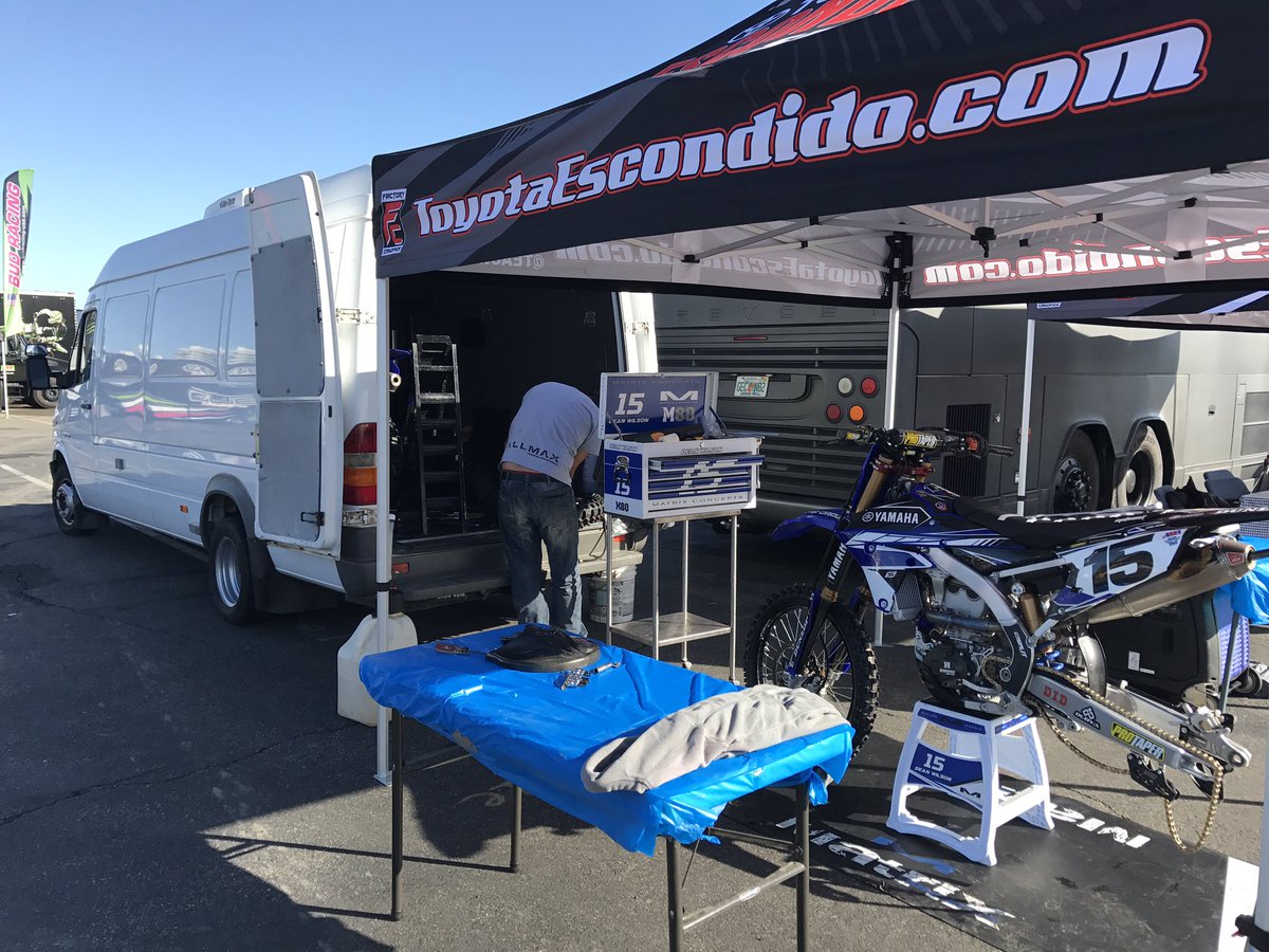 SupercrossLIVE's tweet photo. Nothing but love for Deano &amp; his family, who are pitting out of a sprinter van. #Dedication https://t.co/ESM6PjcwpU