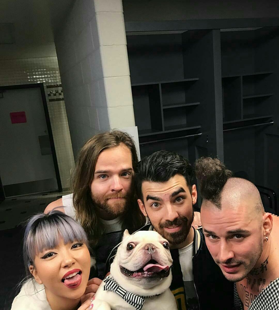 PlobnrgNews's tweet photo. Me encantan estas fotos son mis favoritas de anoche #teamDNCE #AmazonPostHolidayParty #DNCEINCONCERT https://t.co/PZKlLom6bs