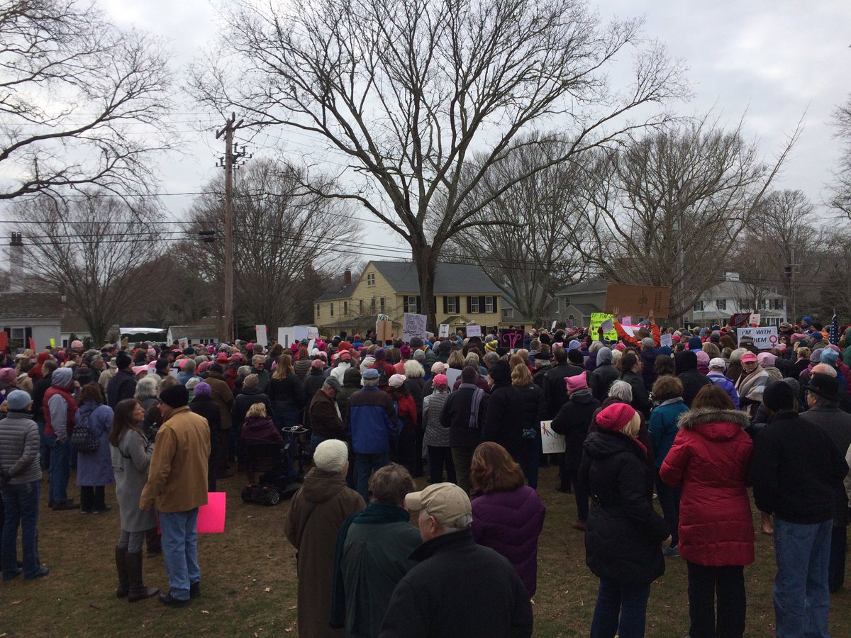 catherinebumpus's tweet photo. Falmouth where the crowd cheers for science. @womensmarch @SeanFDriscoll https://t.co/AOI5158atX