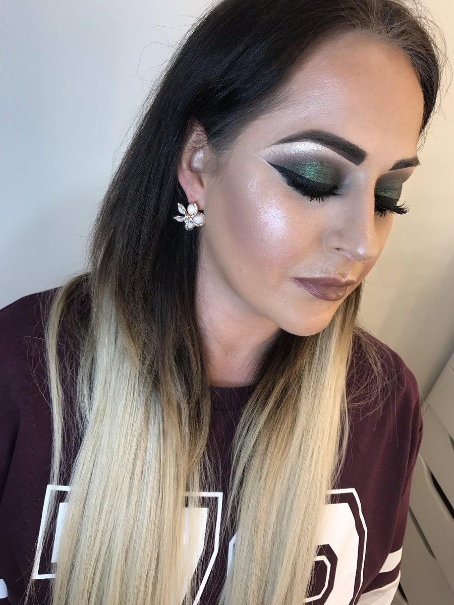 stacey1507's tweet photo. @SleekMakeUP #solstice #highlight @MakeupRVLTN #eyeslikeangels  #thatglow #greeneyes https://t.co/7YKMx4UL4S