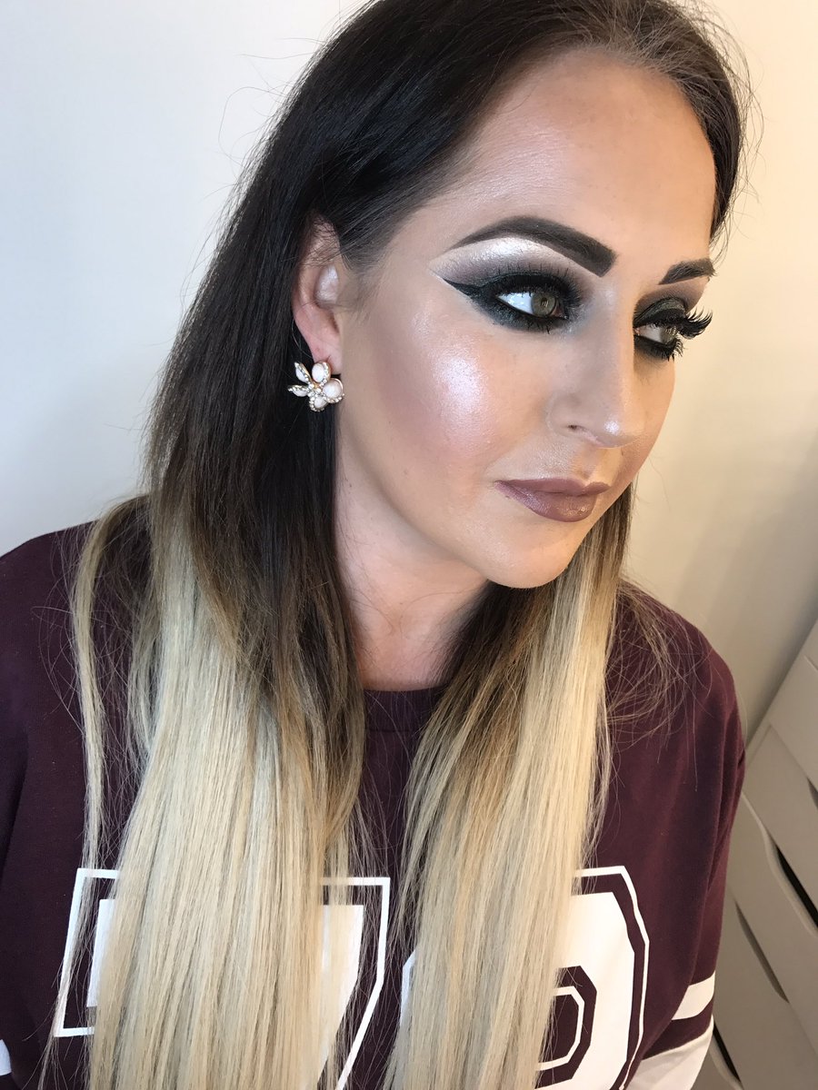 stacey1507's tweet photo. @SleekMakeUP #solstice #highlight @MakeupRVLTN #eyeslikeangels  #thatglow #greeneyes https://t.co/7YKMx4UL4S