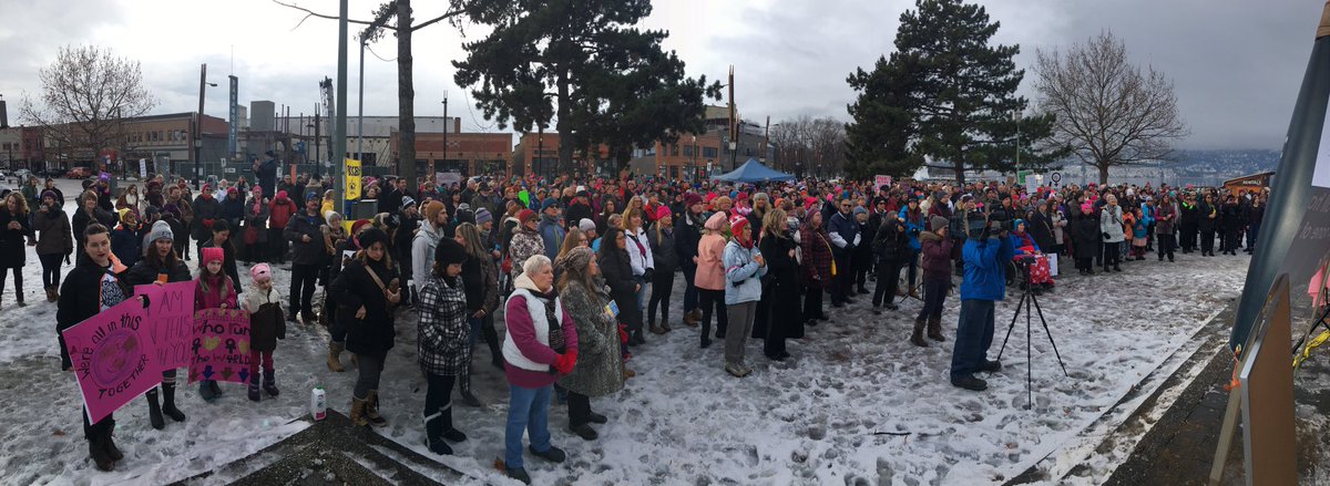 LaurenPullen's tweet photo. Crowd continuing to grow for #WomensMarch in Kelowna - in solidarity with #WomensMarchOnWashington https://t.co/ssptB6LnxH
