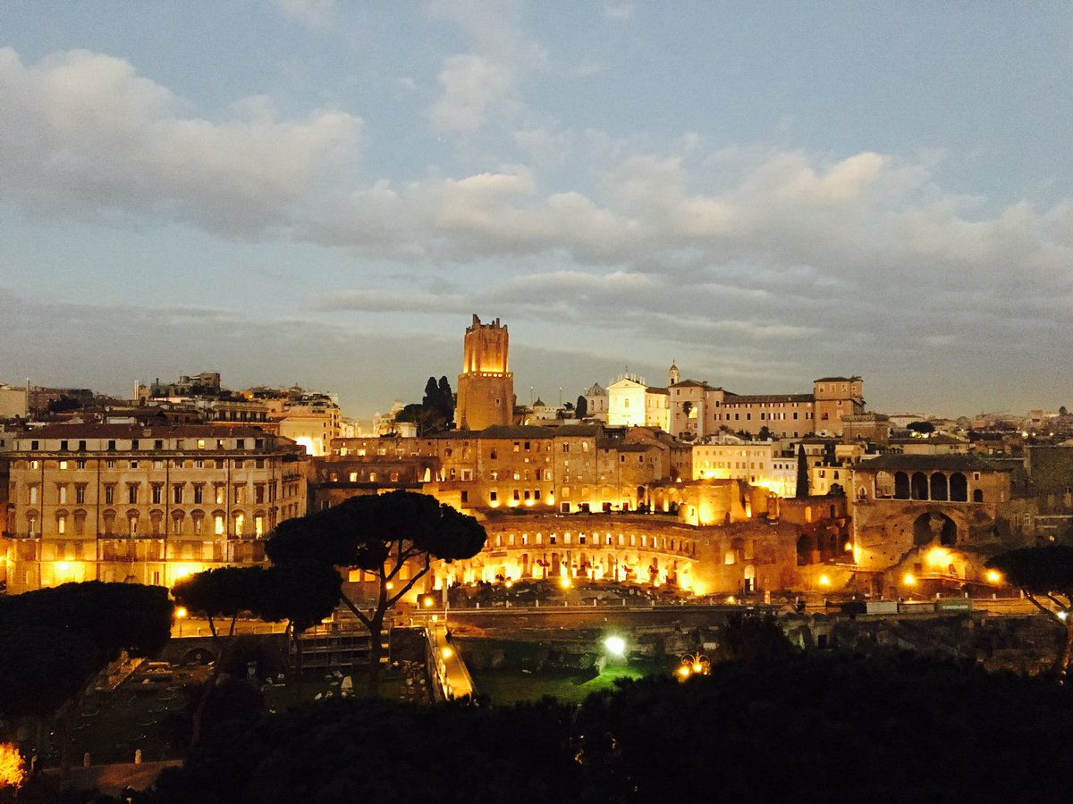 FantasiaMirta's tweet photo. ✨🌙 @ROMA_IN_ETERNO @FotoDiRoma @artinRome Non c'è tristezza che, camminando nel cuore di #Roma , non si sciolga e lentamente si dissolva 💖✨ https://t.co/8ok8wyoW57