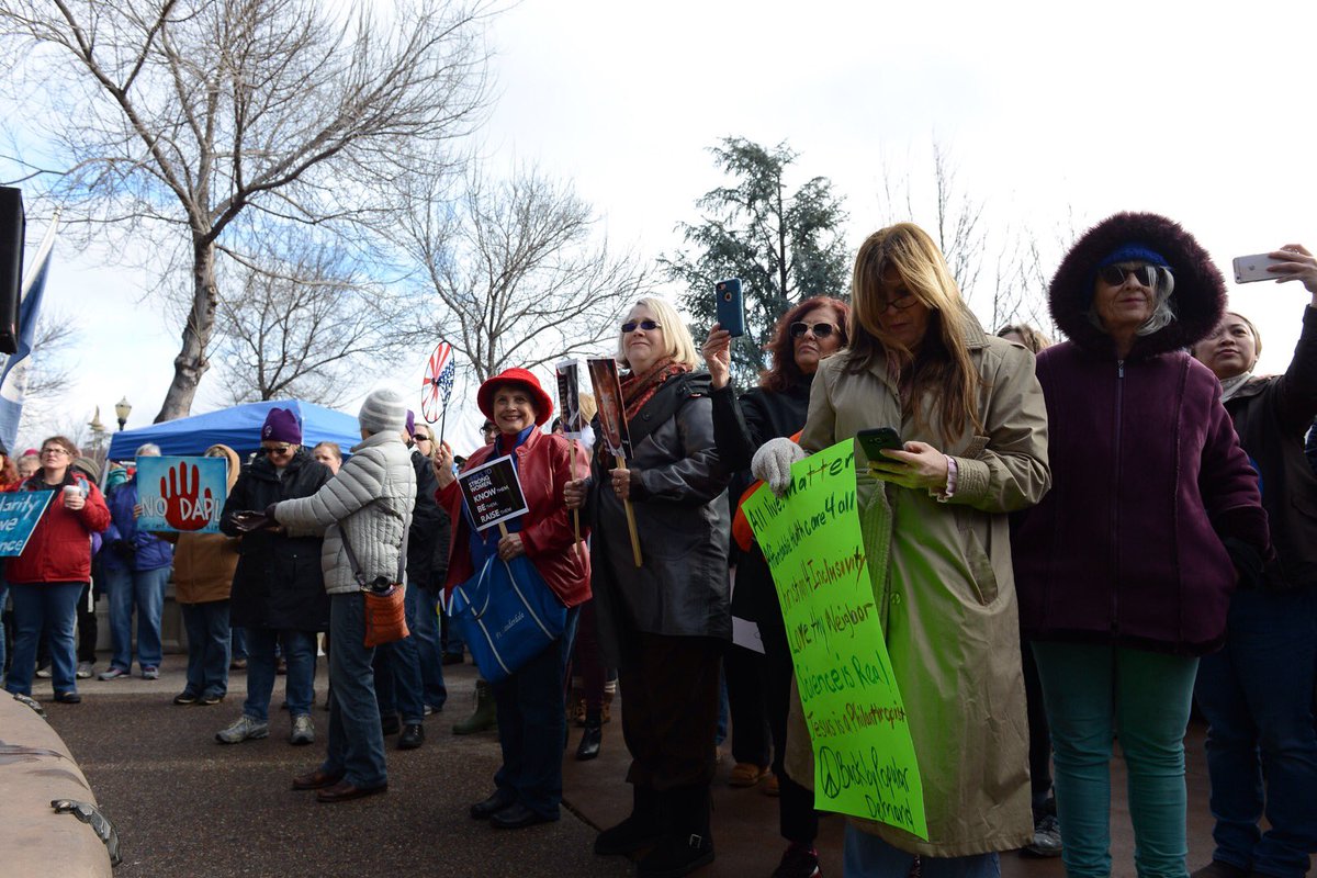 danthephotog's tweet photo. Hundreds are at coty plaza right now for the #WomensMarch #ChicoMarch https://t.co/ltRH1avrBN