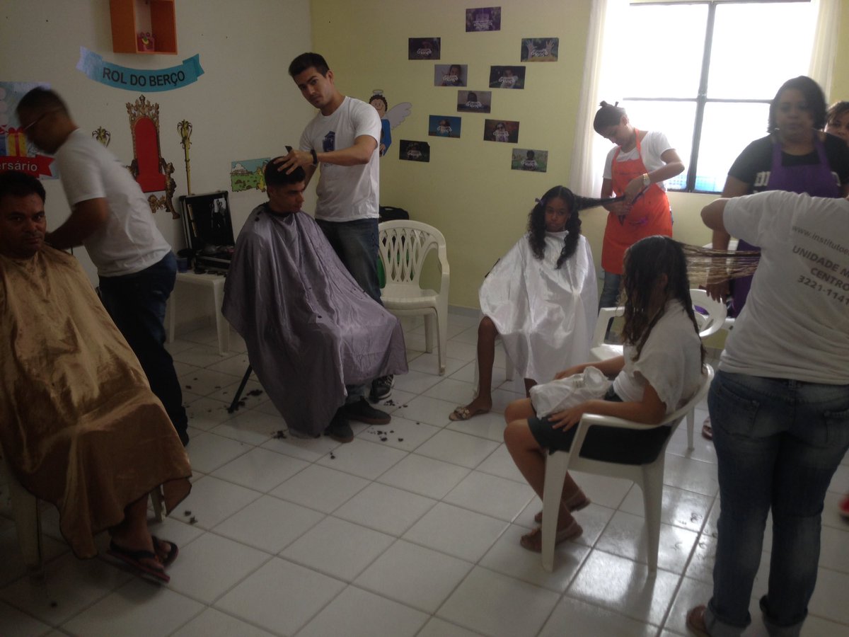 oberdanvrocha's tweet photo. Atendimento médico, medição de glicose, palestras, cortes de cabelo. Os #Calebes da Jatiúca sendo relevantes na comunidade. #DistritoJatiuca https://t.co/gNmIPMcozX