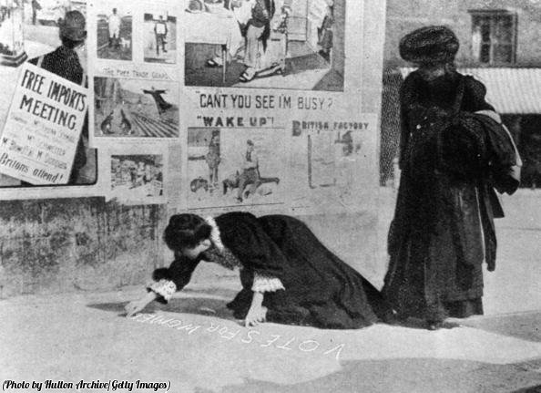 HistoryInPics's tweet photo. Suffragettes writing 'Votes For Women' on the pavement during the Hexham by-election, 1907. https://t.co/eMbFzqzlap