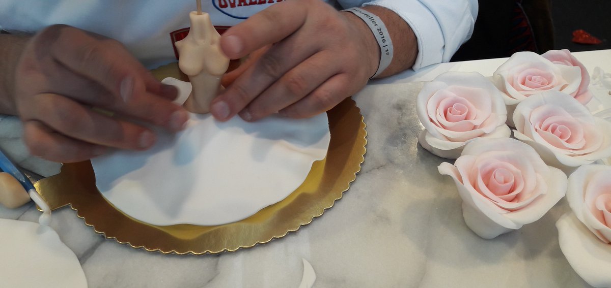 HochzeitPremium's tweet photo. Ballongrüße von der TrauDich! vom "bodybuilder" aus der Zuckerbäckerei ... Mehr von der TrauDich!2017: https://t.co/b9lfO2N7PI https://t.co/FuJOVifXkA