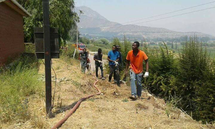 Hasbuamoneyman's tweet photo. #estadodecatastrofe #Pumanque Inmigrantes haitianos voluntarios para combatir incendio forestal en catemu. 👏👏 https://t.co/z8MZHwaBQF