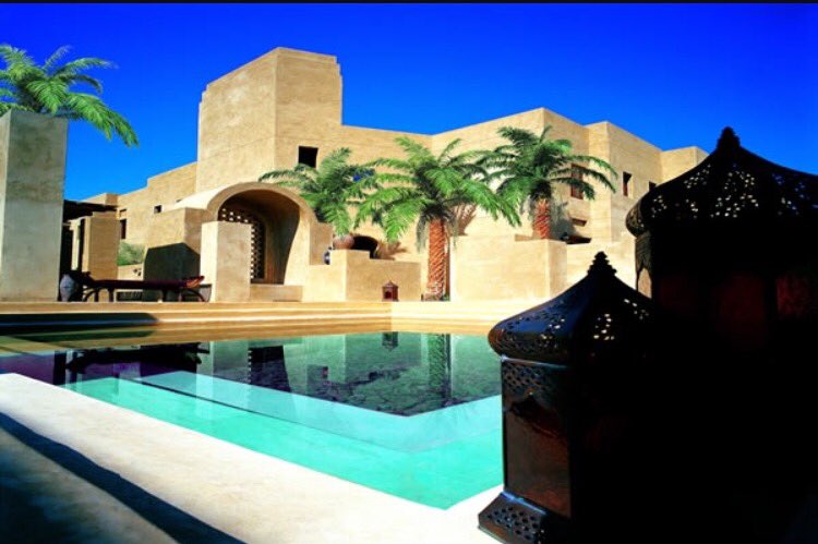 EcofacDubai's tweet photo. Bab Alsham, l'hôtel 5 étoiles en plein désert ça vous tente? 😎☀️ #dubai #tourisme #travel #hotel #desert https://t.co/dhSJroV7ej
