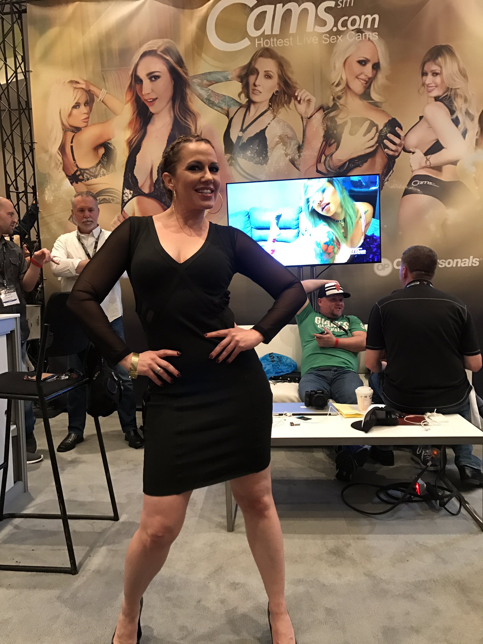 Thank you for hanging out at our booth at @AEexpo @RealInariVachs !!! ❤❤❤ https://t.co/IMKg9oRhcd