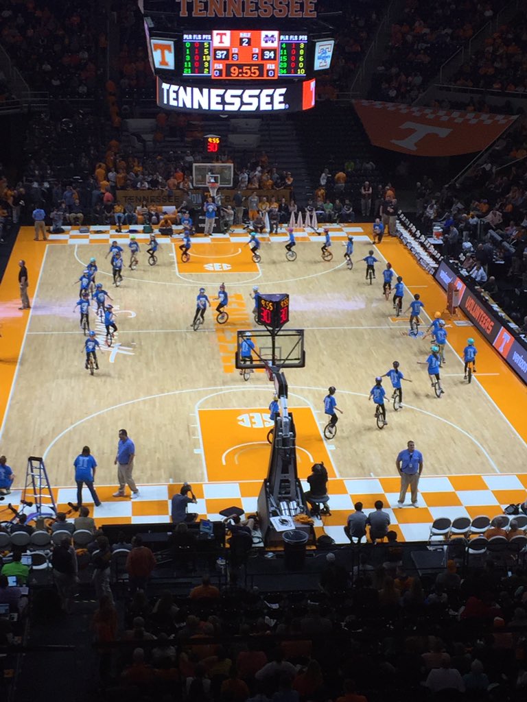 aevagnier's tweet photo. Coulter Grove Unicycle Club rocks at Vols Basketball @MC_Schools @aevagnier https://t.co/Drbtd8OuQO