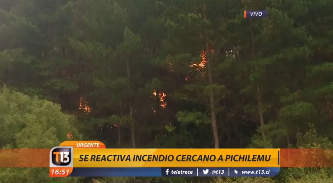 T13's tweet photo. 📱 #T13Móvil | 🔴 Incendio forestal se reactiva cerca de Pichilemu y se decreta Alerta Roja en Bulnes y Casablanca https://t.co/vhbMhNCUgS https://t.co/zLB3Mg8u5c