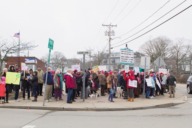 TheMVTimes's tweet photo. Islanders gather at Five Corners in Vineyard Haven #marthasvineyard #WomensMarch https://t.co/1WvGTCCLbq