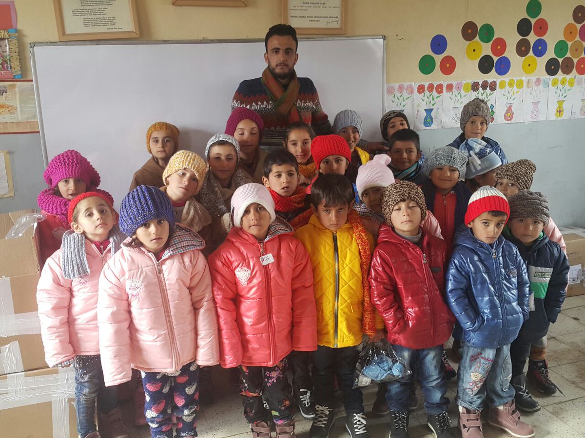 #Siirt
Pervariye bağlı bir köy okuluna dayanışma gösteren
#Amedspor  #Dersimspor
HDP ve CHP Bağcılar gençlik örgütlerine sonsuz teşekkürler.