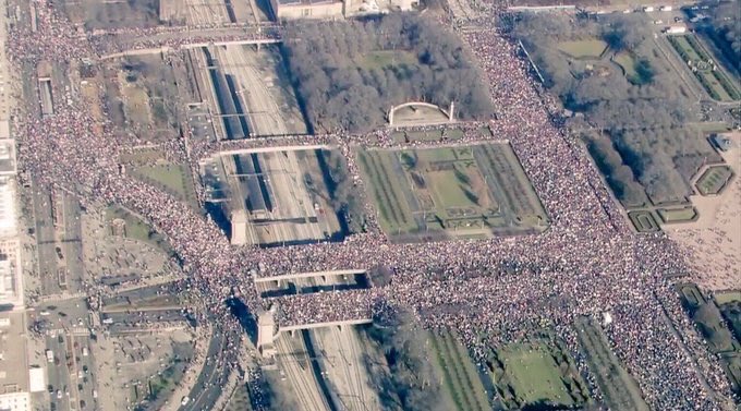 Hipertextual's tweet photo. Toma de posesión de Trump, ayer vs la marcha de las mujeres, hoy #WomensMarch https://t.co/Uc9kBXH2uC
