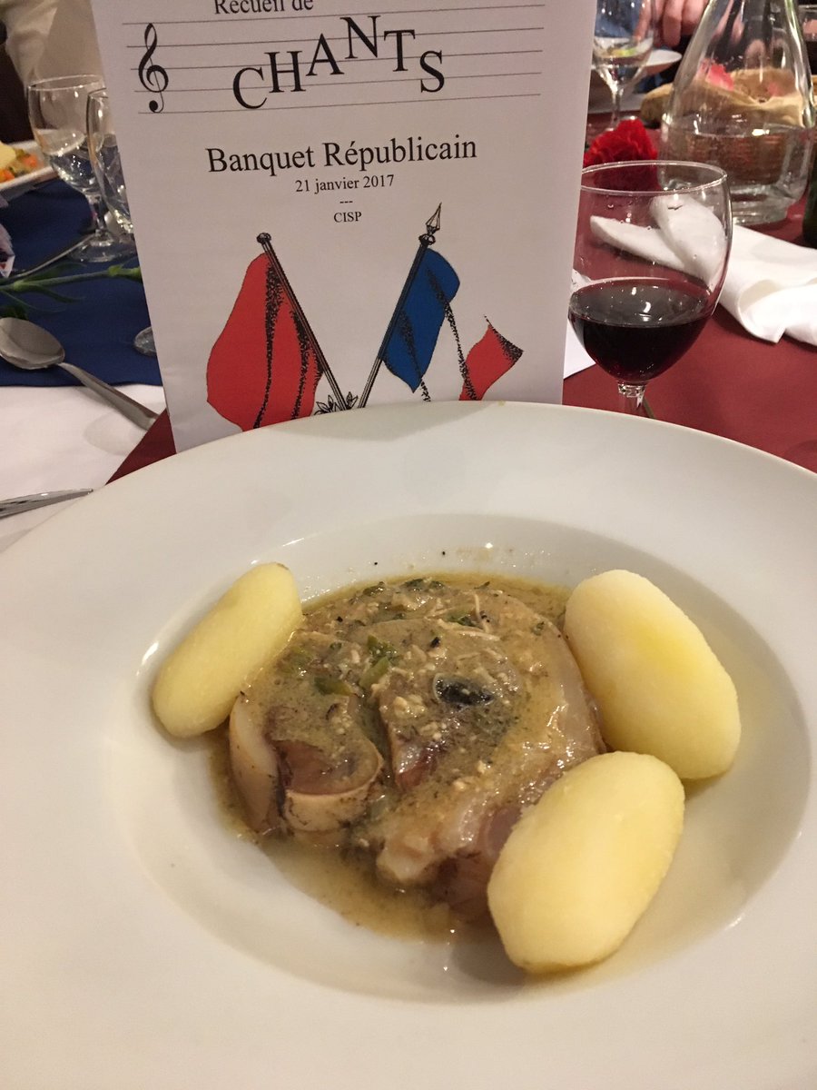 MathsDuPeuple's tweet photo. Ce soir, on fête le Couic républicain avec des chants révolutionnaires et une belle tête de veau. Gloire à Robespierre. #LouisCapet https://t.co/ob0dsAbqcC