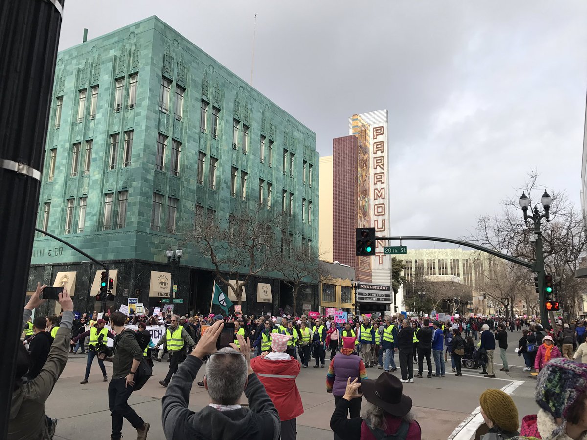 _monwu's tweet photo. #WomensMarchOakland #WomensMarch https://t.co/psIuBW9eYU