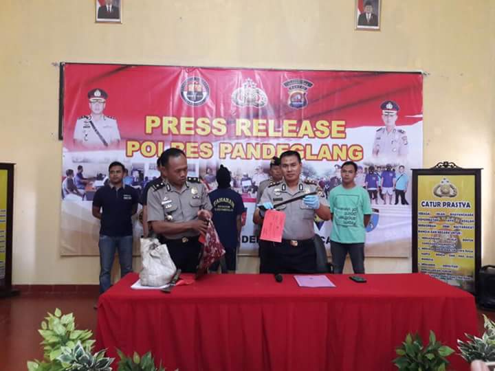 FachmiMCA's tweet photo. BENDERA MERAH PUTIH DI Coret, Dan Diberi Gambar,,, Polisi Tangkap Pelakunya. Ini nih Tangkap juga!!! Jangan Cuma Lafadz Tauhid yg Ditangkap! https://t.co/ZTTpKFvXO0
