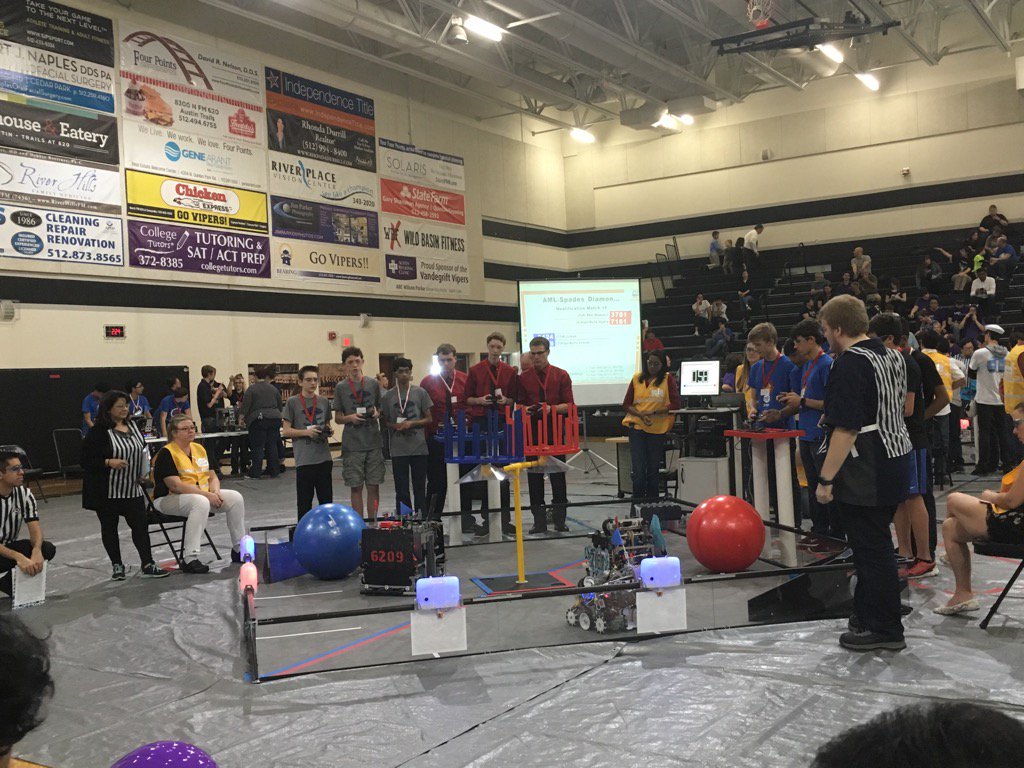 FTCViperBots's tweet photo. 8424 keeping the beacons blue for their team mentor @Venom6209 while @team7161 juggles for red! #AMLchamp #omgrobots https://t.co/52mtsNMXqw