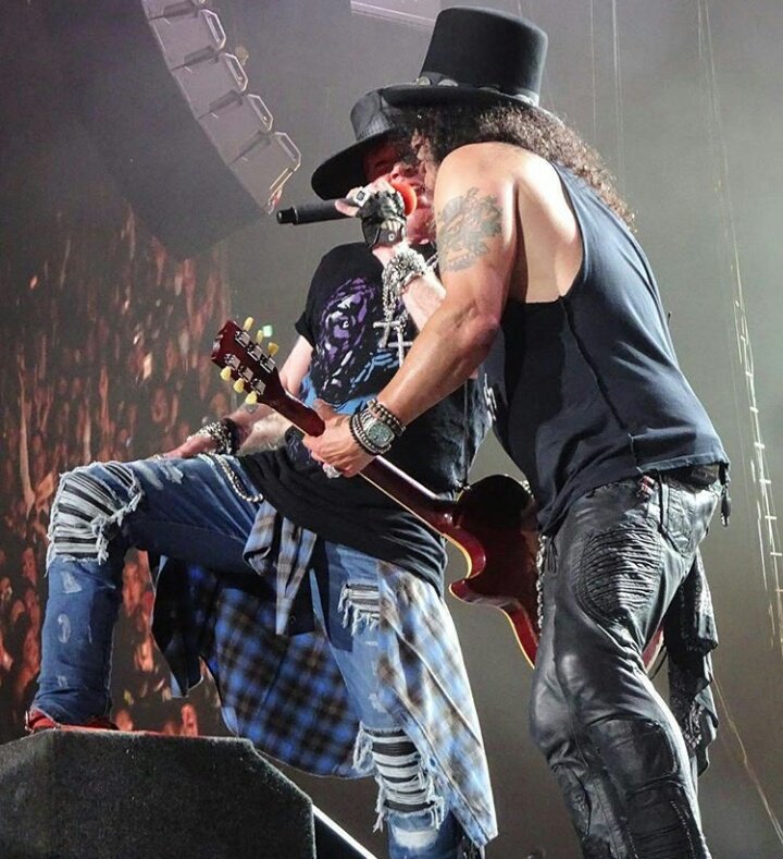 SlashRussiaFans's tweet photo. This Is awesome . Esto es increíble @Slash @axlrose @gunsnroses Osaka Japan #slash #axlrose #gnr2017 #slash2017 https://t.co/dKFrTfdMK4