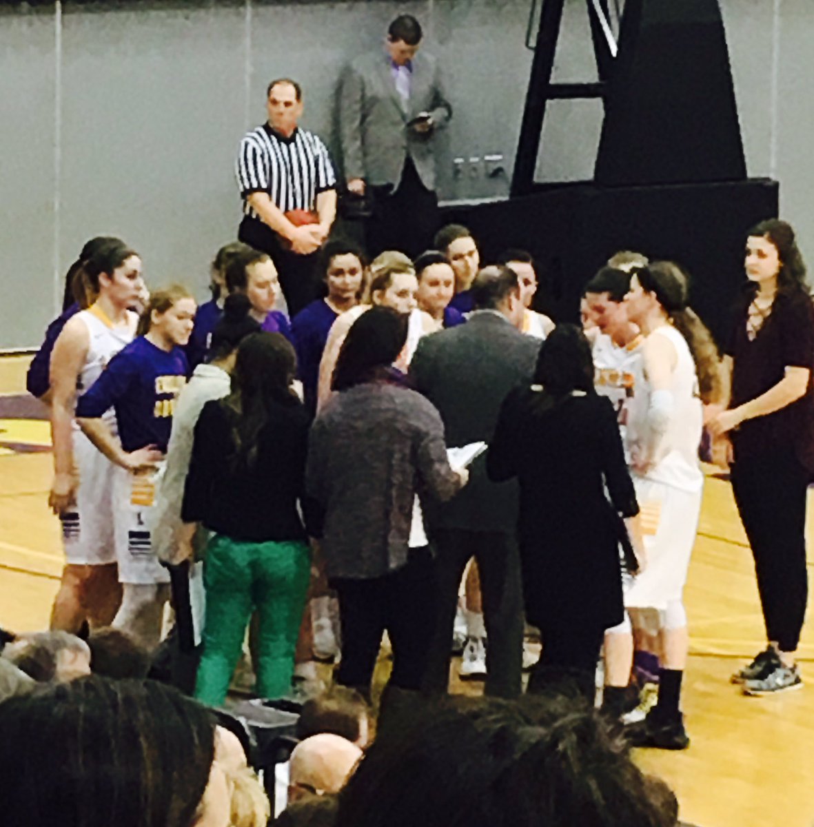 hannah_shuler's tweet photo. Shoutout to @awsunleaf for announcing the #Duhawks BB games today! Keep it up! https://t.co/oA7xAHtqCg