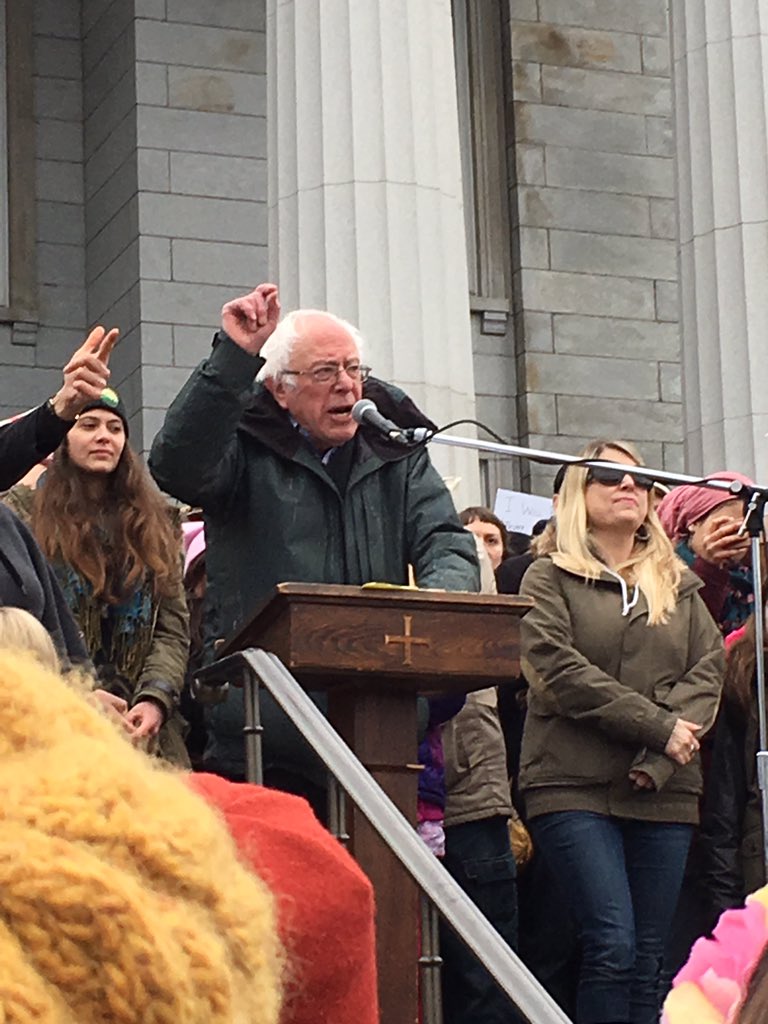 stripedsweaterz's tweet photo. GUESS WHO I SURPRISED US AT #womensmarchvt https://t.co/5DUNThBfDa