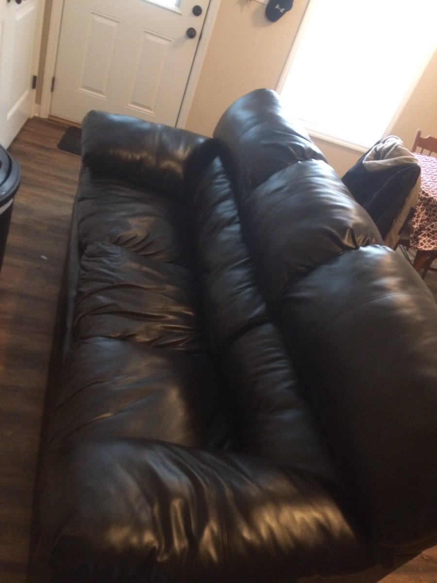 Jrob1993Justin's tweet photo. Anybody need a good couch https://t.co/8oPGGqYNx1