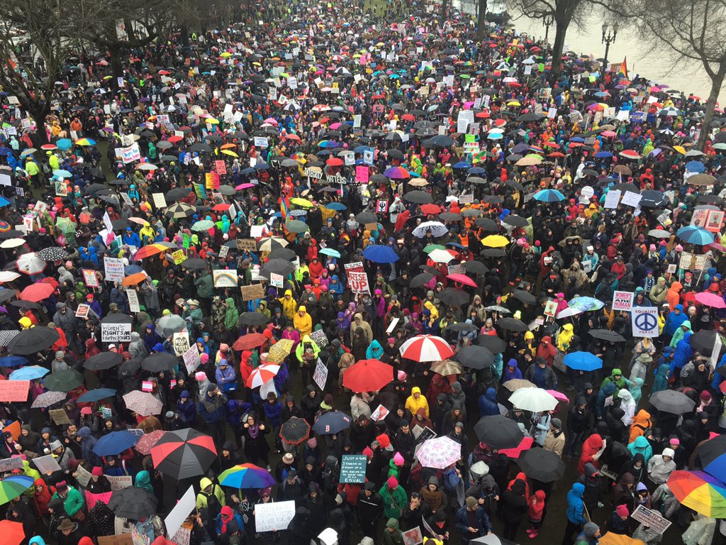 JustPDXThings's tweet photo. From both sides of the Morrison Bridge: #WomensMarchPDX https://t.co/klOVBjjZOD