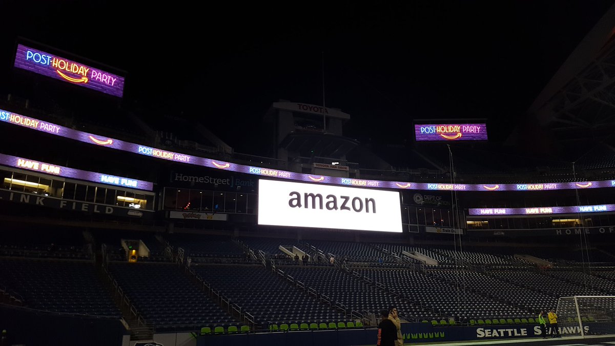 ldlw8720's tweet photo. Best time ever at #AmazonPostHolidayParty which was held on my birthday at CenturyLink Field! https://t.co/evAyQ159vk