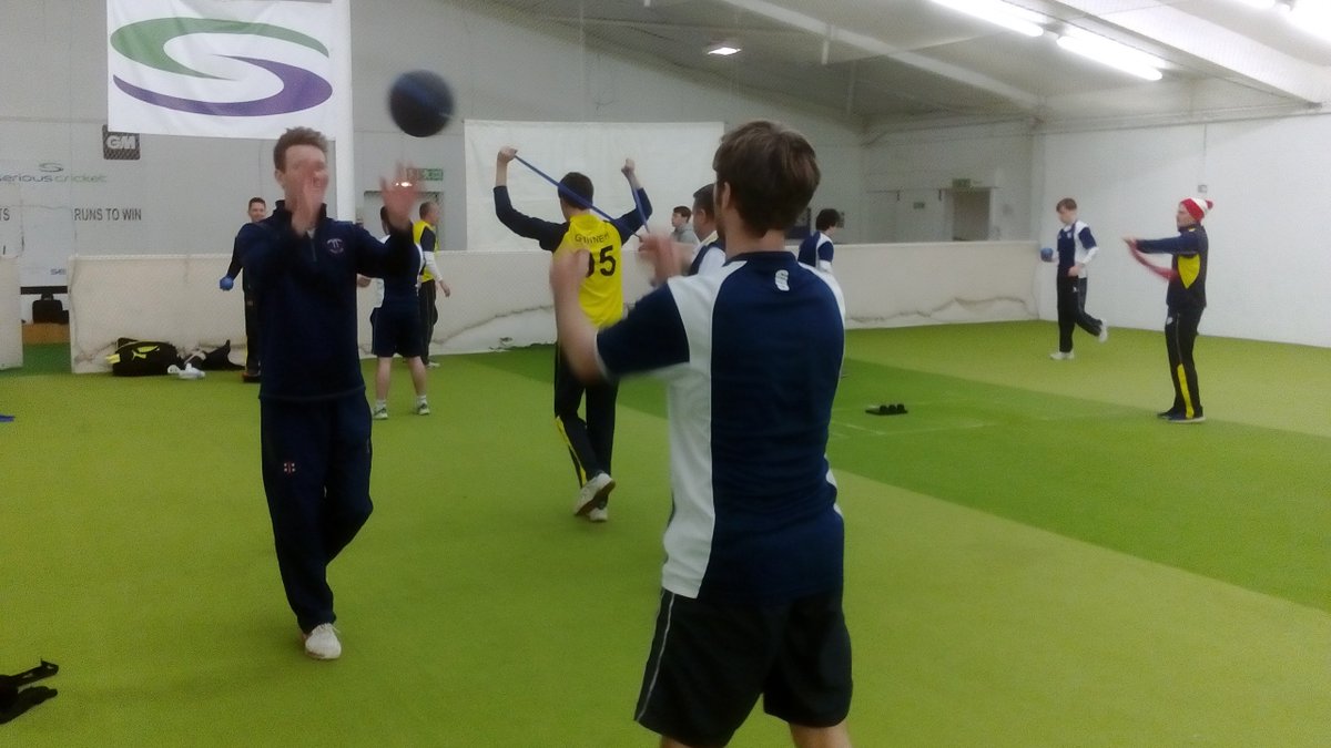 HampshireCB's tweet photo. Great #hantsdiscricket D40 session @SeriousCricket player led balance/stability activator to kick off 3 P's winter program #makinggoodbetter https://t.co/3DriI4CaKe