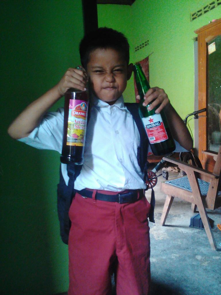 dianjohanudin's tweet photo. Karena didikan orang tua yang gak berpendidikan .mengajarkan anak yang masih di bawah umur https://t.co/iLgrlqR3ff
