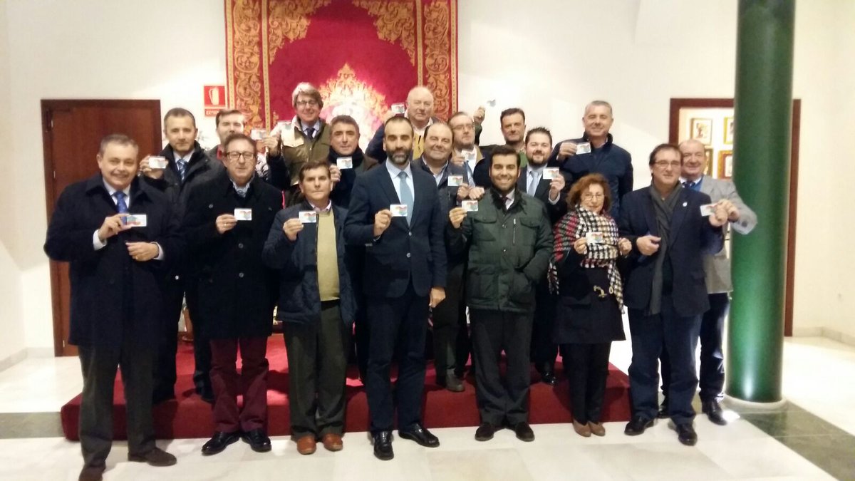 Concluye el acto con la entrega de recuerdos a la <a href="/hdadsbernardo/">Hermandad de San Bernardo</a>  y a la <a href="/BpresentacionAP/">Presentación al Pueblo de Dos Hermanas</a>  por parte de la asociacion de trasplantados