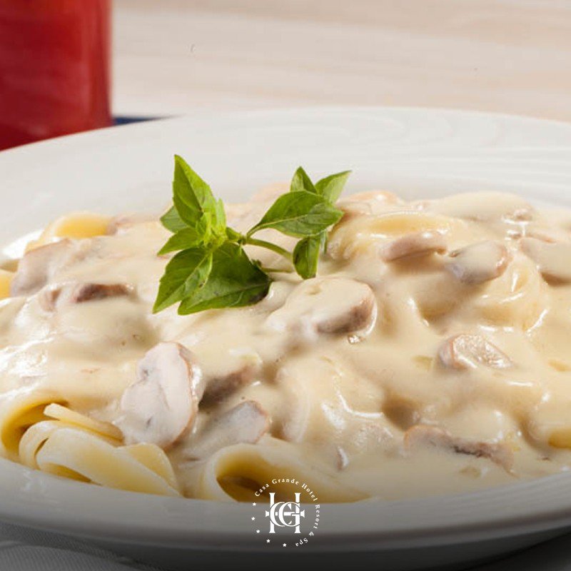 Com terraço voltado para a piscina, o Colonial Café recebe hóspedes e visitant... instagram.com/p/BPiodyIDG_K