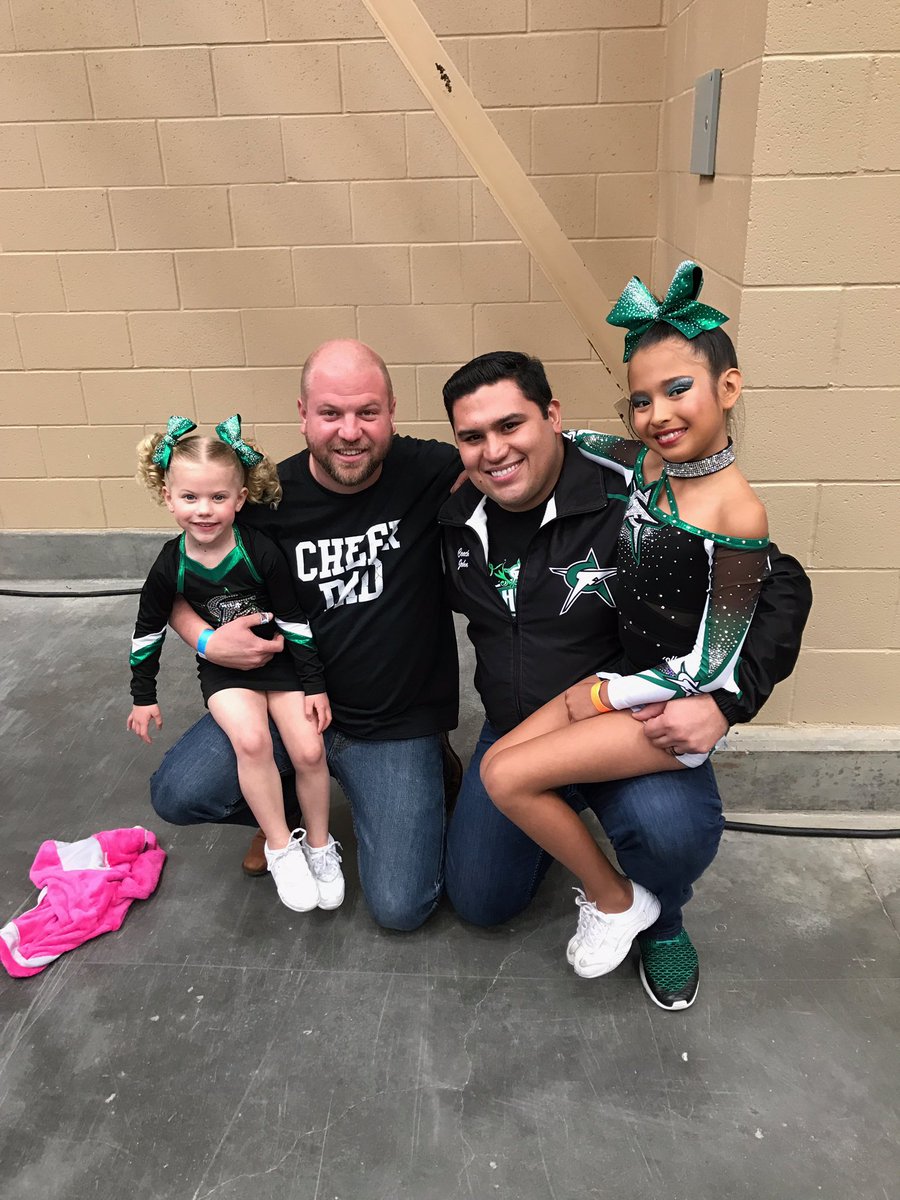 CheerForceSimi's tweet photo. Two generations of CheerForce athletes! #familyforever 💚💚 @John_Lopez89 #diamondz #youth1 #tinyprep https://t.co/roMRhVxved