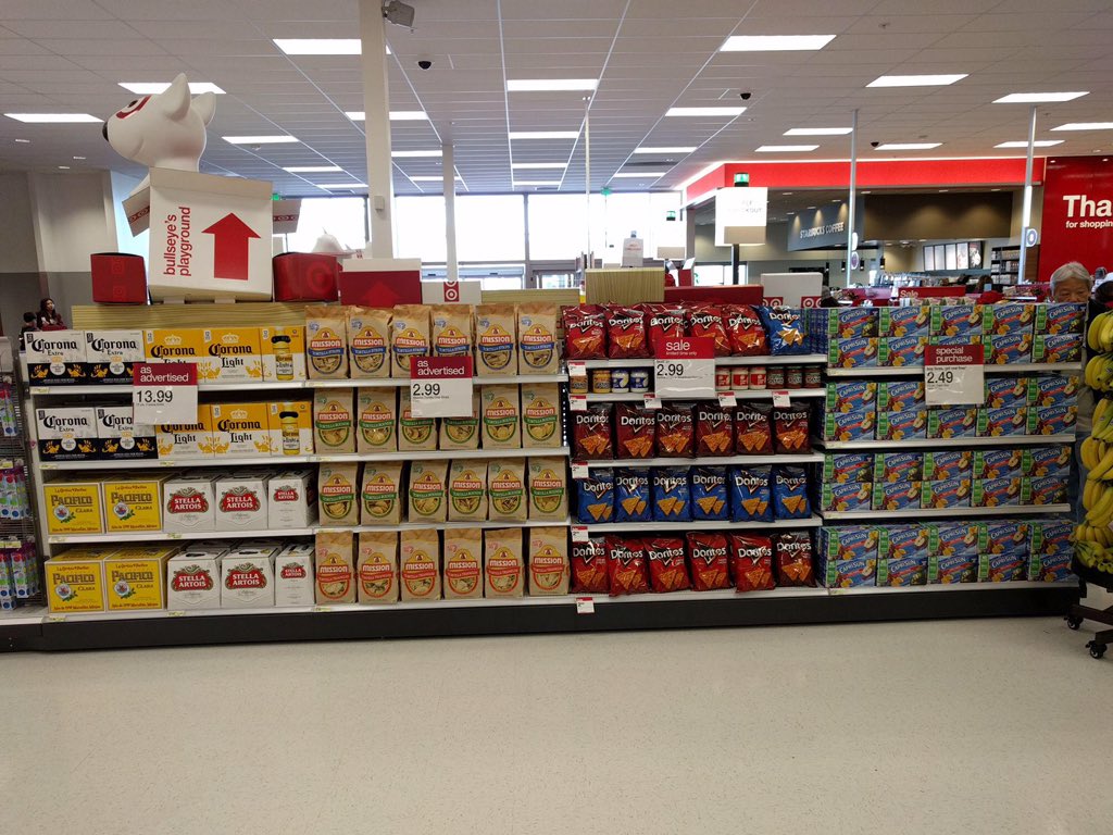 Testing some ideas as we get closer to Super Bowl! <a href="/wade_hopper/">Wade Hopper</a> <a href="/marasue12/">Mara</a> <a href="/RachelleHiebing/">Rachelle Hiebing</a> @GlasenappLauren