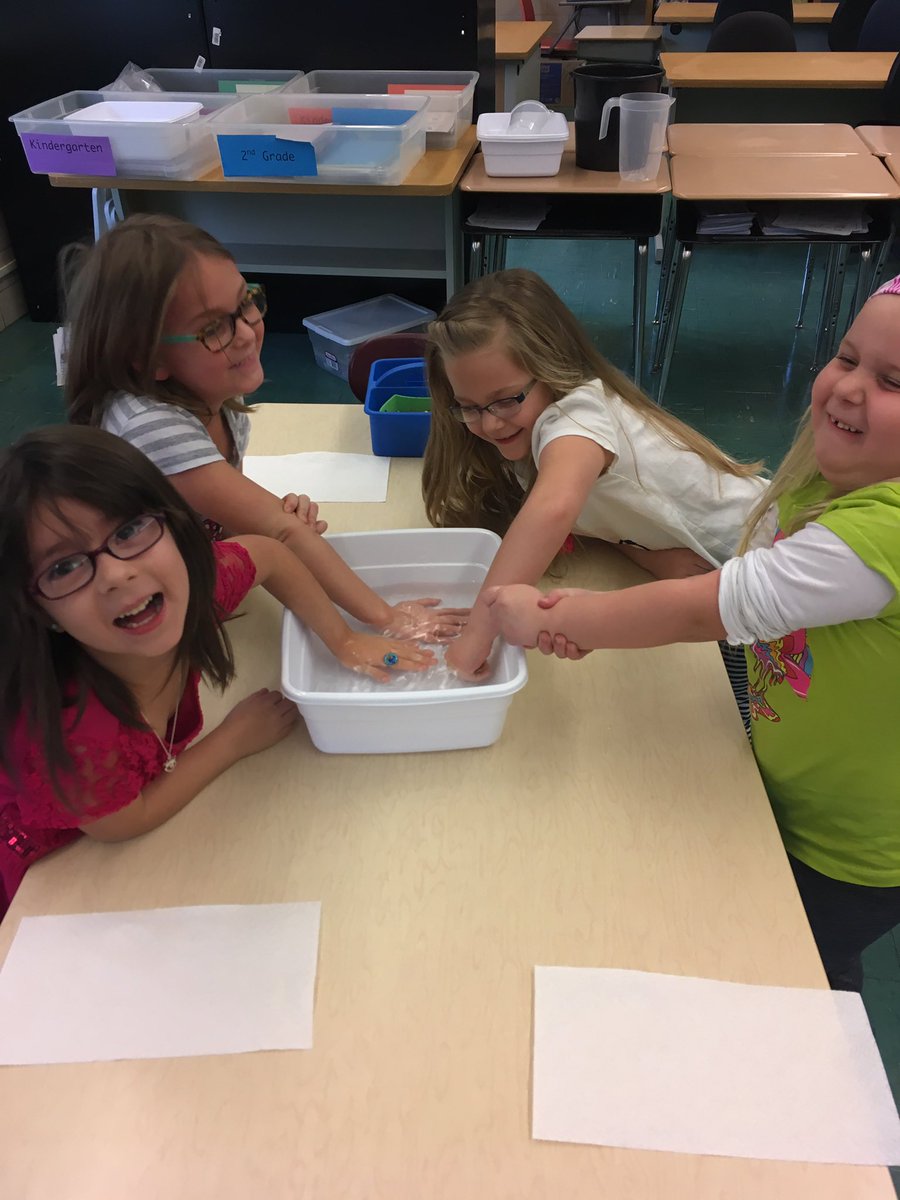 ArtsScienceLab's tweet photo. Kindergarten learned about arctic animals and how they stay warm. The water was just a bit cold. https://t.co/s7lMIkkaEb