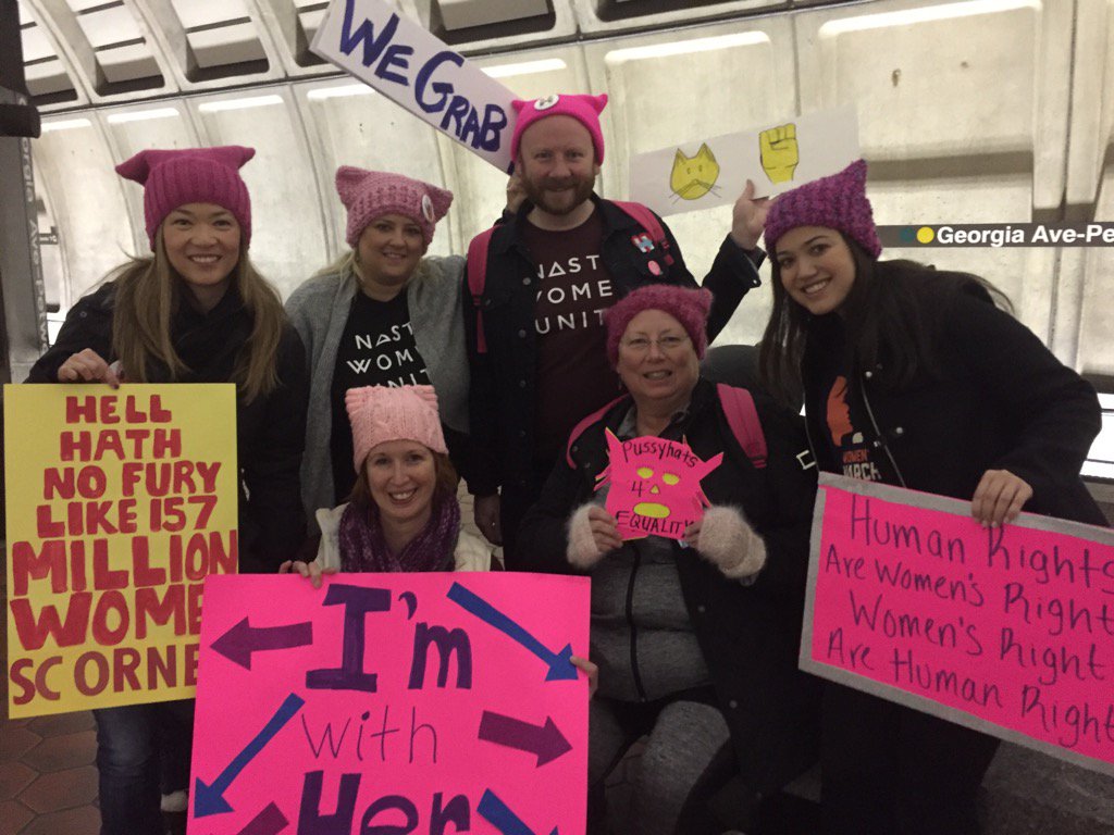 ScopesMonkeys's tweet image. friendly strangers sharing the crowded DC metro to #millionwomenmarch