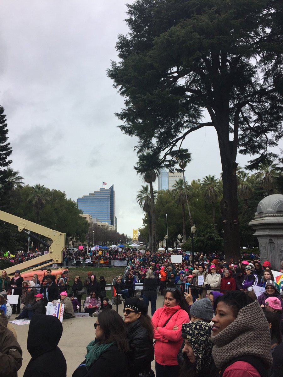 LCHC_CA's tweet photo. marcha de poderosx’s #stayloud #heretostay #womensmarch2017 🌟💕💪🏾 https://t.co/AMyOEphyUd
