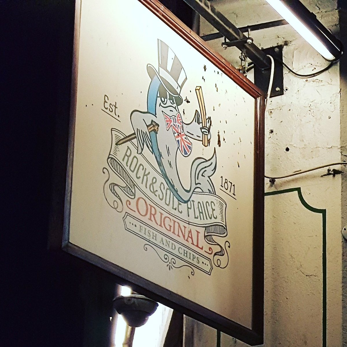 NIASHA France (@niashafrance) on Twitter photo Fish & Chips 🍺 A table !! Tous ces kilomètres ça creuse !!! #fishandchips #london #londres <a href="/therockandsole/">therockandsoleplaice</a> Fish & Chips 🍺 A table !! Tous ces kilomètres ça creuse !!! #fishandchips #london #londres <a href="/therockandsole/">therockandsoleplaice</a>