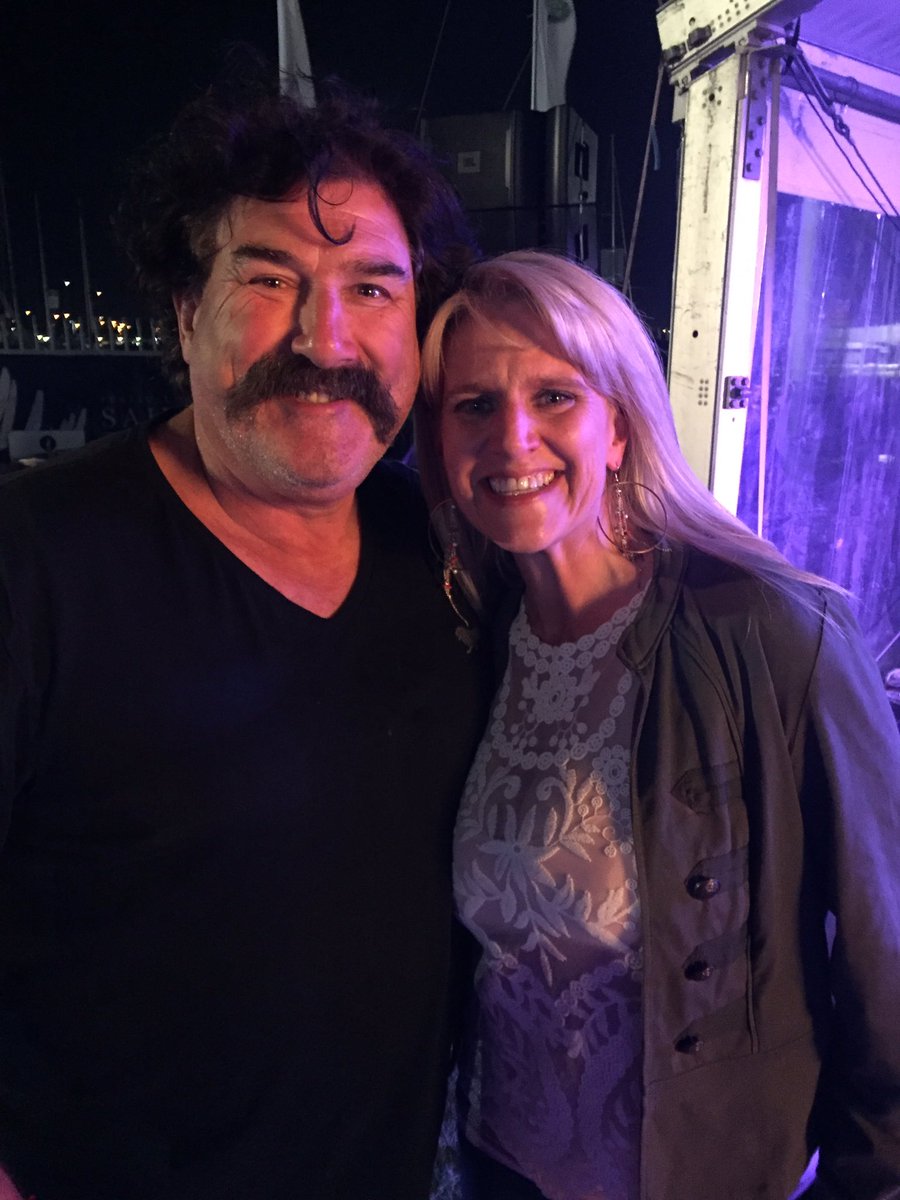 kjv73's tweet photo. Bumped into this @HawthornFC legend @FestivalofSails thanx @dipperinc made this lifelong hawks supporters nite #89GF https://t.co/iidWt27r9u