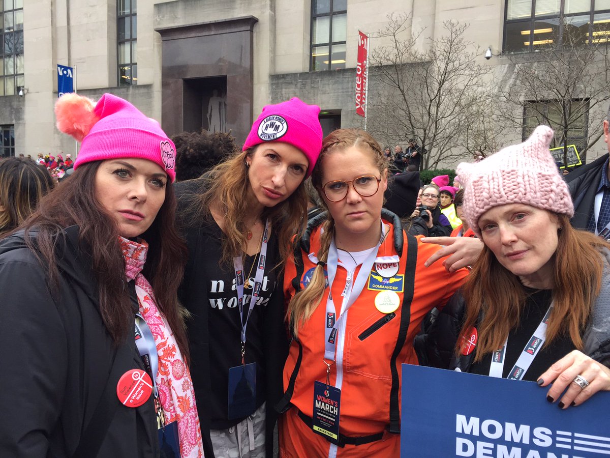 Everytown's tweet photo. Thank you for marching with us! #WomensMarch #whyImarch

@DebraMessing
@AlysiaReiner
@AmySchumer
@_JulianneMoore https://t.co/ofVtHmhQrh