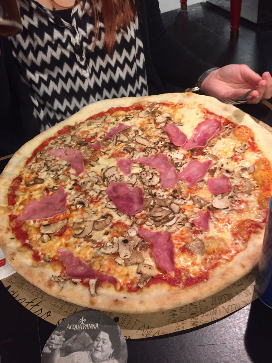 IsabellScared's tweet image. Riesen Pizza! 😲