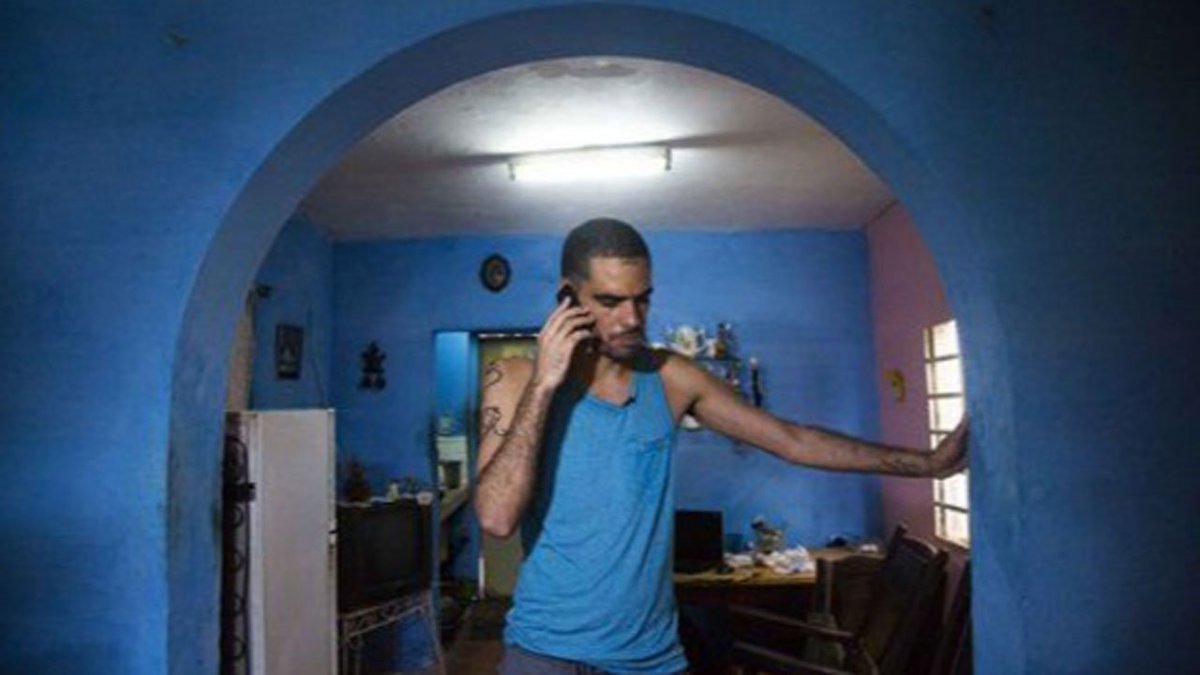 Artist 'El Sexto' walks out of prison in Cuba, EFE reports bit.ly/2iOFvsq https://t.co/YKKNf7ubF9