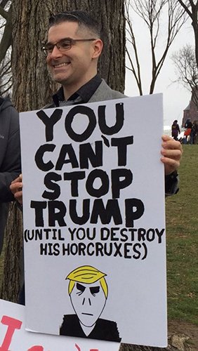 EiProfeta's tweet photo. "Tú no podrás parar a Trump (Hasta que no destruyas sus Horrocruxes)" #WomensMarch https://t.co/rO7EcMYExR