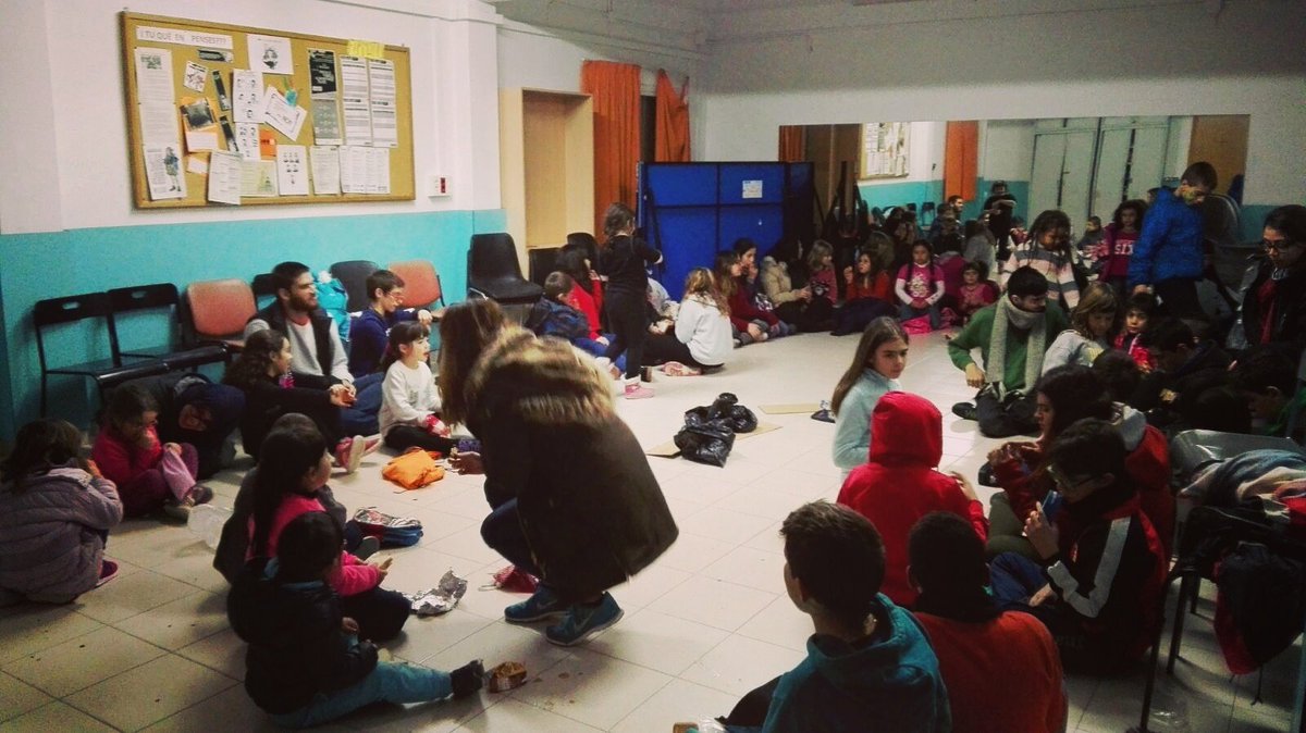 esplaifarfalla's tweet photo. Desprès del Centre d'Interès #berenar #educacio #esplai #monitors #monitores #terrassa #valors #infants #aliens #primitius #nines https://t.co/99qq0ntvoN