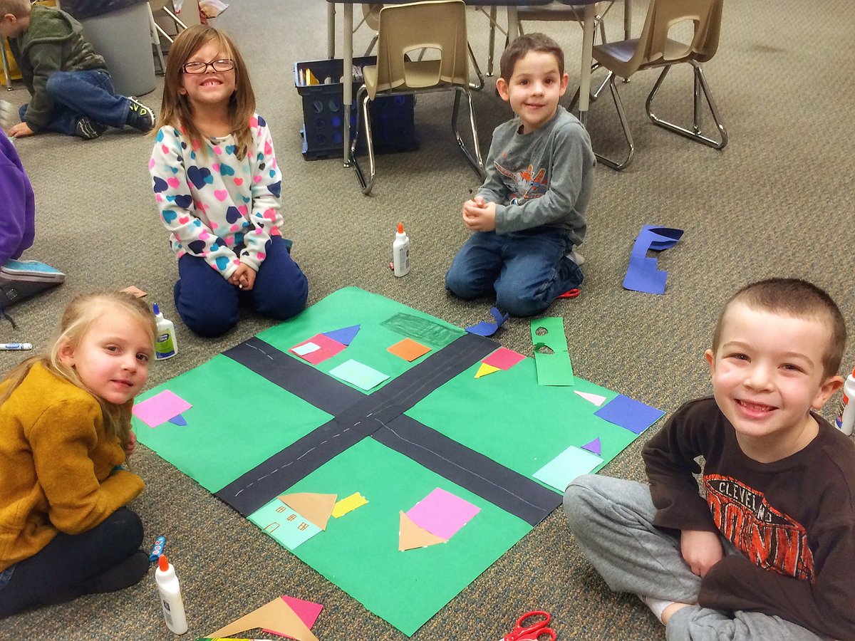 FettersFalcons's tweet photo. Working on our community murals. #cooperation #hardworkingkinders https://t.co/mKNf0q0ftn